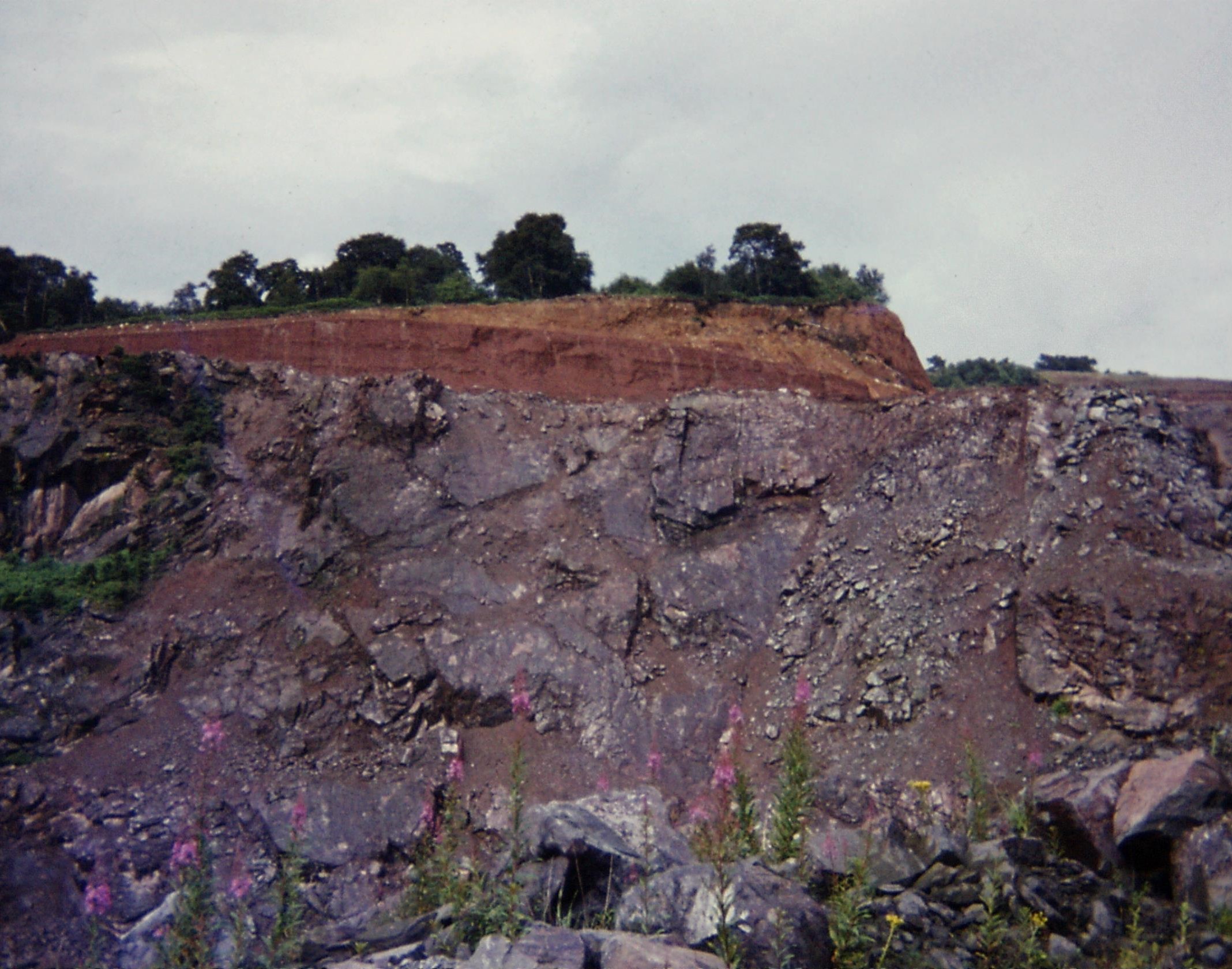 1976.04.03 (Q) Charnwood Forest5. Bardon Hill Q. Triassic seds on Bar. H. Volcanics (foss. wadi)